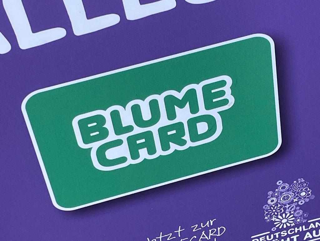 Werbedisplay vor der Filiale einer Floristikkette für eine Rabattkarte namens BLUME CARD